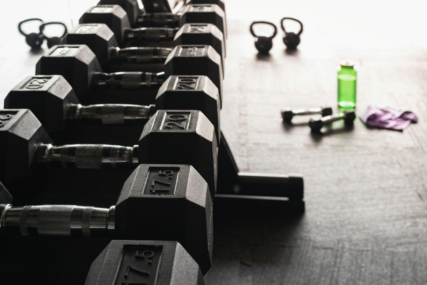 Dumbbell di lantai gym